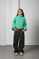 Polera de tejido de punto color verde menta, con cuello alto, mangas largas abullonadas y puños y cintura acanalados.