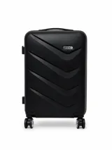 Valija rígida color negro, modelo Lagos de 20 pulgadas, con diseño texturizado de líneas diagonales en relieve, cuatro ruedas dobles y placa metálica con logo de la marca.