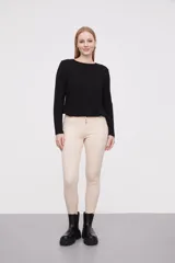 Pantalon jean de corte skinny y calce medio, color blanco, con bolsillos laterales y traseros.