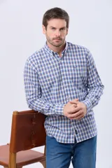 Camisa de lino y algodón con diseño a cuadros en tonos de azul, beige y blanco, de manga larga, cuello abotonado y cierre frontal con botones.