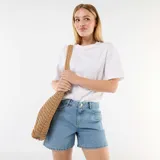 Short de jean de tiro alto, color azul claro, con diseño clásico de cinco bolsillos, presillas para cinto y cierre frontal con botón y cremallera.