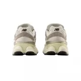 Championes urbanos New Balance modelo 9060, con diseño robusto y futurista en tonos grises, blancos y crema. Presentan una combinación de malla y gamuza, con el logo N característico en los laterales y una suela voluminosa con tecnología de amortiguación.