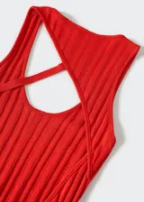 Vestido midi de punto fino, color rojo, con diseño entallado, tirantes anchos y cuello escotado.