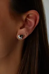Aros abridores de acero quirúrgico en forma de corazón con diseño de Yin Yang en esmalte blanco y negro.