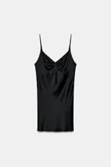 Vestido corto negro, con escote pico drapeado y tirantes finos.