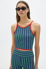 Top corto deportivo o para el agua, con estampado a rayas verticales azules y verdes, con ribete rojo.