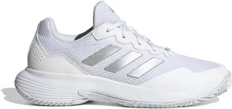 Championes de tenis Adidas Gamecourt 2.0 para mujer, en color blanco con detalles plateados. Presentan un diseño de malla transpirable, cierre con cordones y suela de goma diseñada para ofrecer estabilidad y tracción en la cancha.