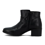 Bota corta de cuero negro con caña baja, taco cuadrado y tira con aplique metálico.