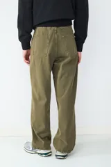 Pantalón de corte recto confeccionado en algodón, con diseño clásico de cinco bolsillos y cierre frontal con botón.