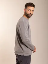 Sweater azul de cuello redondo y manga larga.