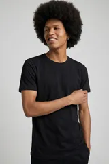 Remera de cuello redondo y manga corta, confeccionada en algodón, con diseño básico y corte clásico.