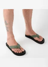 Chancletas O'Neill con base negra y tiras de tela en color verde militar.