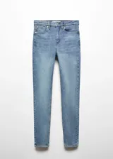 Jeans de tiro alto y corte skinny, confeccionados en tejido de algodón con elástico. Presentan diseño clásico de cinco bolsillos, trabillas para cinturón y cierre frontal con cremallera y botón.