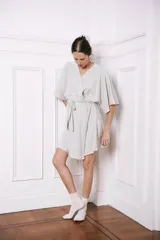 Bata maternal de algodón suave, con diseño cruzado, mangas cortas y lazo ajustable en la cintura. Ideal para embarazo y lactancia.