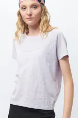 Remera lila de algodón, de manga corta y cuello redondo.