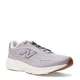 Championes urbanos New Balance modelo Ctlyst, color gris con detalles en blanco y suela color caramelo. Presentan un diseño de malla transpirable con refuerzos sintéticos y el logo de la marca en el lateral.