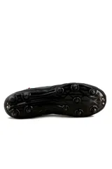 Zapatos de fútbol Lotto modelo Milan-MD-M, color negro, con tapones para césped natural, detalles de costuras en la puntera y logo de la marca en el lateral con la bandera de Italia.