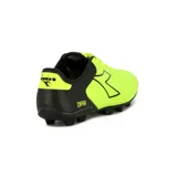 Championes de fútbol Diadora Capri, color amarillo fluo con detalles en negro.