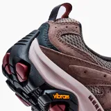 Sneaker de trekking Merrell Moab 3 para mujer, color marrón con detalles en gris, suela Vibram y parte superior de gamuza y malla transpirable.