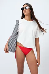 Bombacha de bikini blanca con tiras regulables a los costados.