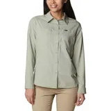 Camisa de manga larga Columbia, color verde claro, con cuello clásico, cierre frontal de botones y dos bolsillos frontales en el pecho. Presenta un diseño funcional con ventilación y tecnología de protección solar.