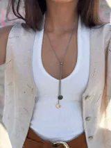 Collar largo de acero quirúrgico plateado con dije de arandela corrediza y dos medallitas colgantes, una plateada y otra dorada.