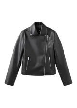 Chaqueta tipo biker de cuero sintético negro, con solapas grandes, cierre frontal cruzado con cremallera, bolsillos laterales y trabillas en los hombros.