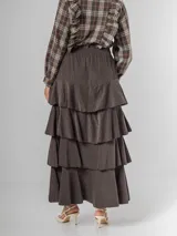 Falda larga de micro corderoy color marrón oscuro, con diseño de volados en capas y elástico en toda la cintura.