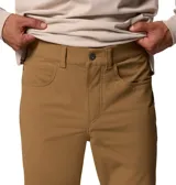 Pantalón Columbia modelo Roc Tech 5 Pant Omni-Shield, color marrón, de corte recto y tejido elástico con tecnología de repelencia al agua y a las manchas. Presenta trabillas para cinturón y bolsillos laterales.
