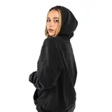 Campera con capucha y cierre frontal, color negro con efecto lavado vintage. Presenta bolsillos tipo canguro y logo bordado en el pecho.