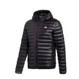 Campera Adidas acolchada negra con capucha, cierre frontal y logo blanco en el pecho. Diseño plegable y bolsillos frontales con salida para auriculares.
