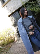 Remera de manga larga en color blanco, con cuello redondo y corte clásico. Presenta un diseño minimalista con un pequeño logo bordado en el pecho.