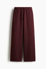 Pantalón jogger de felpa color bordó, de corte holgado y piernas amplias, con cintura elástica y cordón ajustable.