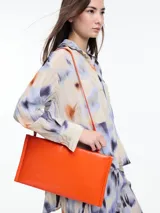 Camisa oversized de manga larga confeccionada en viscosa crinkled con estampado de manchas en tonos blanco, negro y marrón. Presenta bolsillos frontales grandes, tajos laterales y un largo extendido en la espalda.