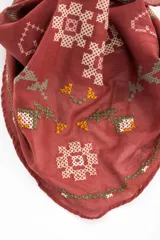 Bandana de algodón color rosado, con diseño bordado en punto cruz con motivos florales y geométricos.