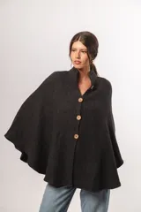 Capa de lana merino color gris oscuro con cuello alto y cierre frontal con botones de madera.