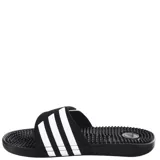 Chanclas Adidas Adissage negras con tres tiras blancas y plantilla con nódulos de masaje.