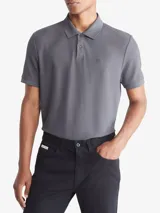 Chomba gris de piqué de algodón y poliéster, con cuello clásico abotonado, mangas cortas, corte regular y logo bordado en el pecho.