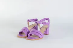 Sandalias rojas de cuero con tiras puffy y taco bajo.