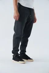 Pantalón deportivo de invierno, corte clásico con bolsillos laterales y cintura elástica con cordón ajustable. Presenta logo estampado y detalle en goma.