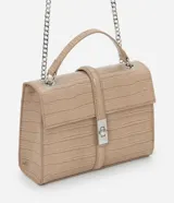 Cartera tipo shoulder bag de tamaño mediano, confeccionada en poliuretano con textura efecto croco. Presenta una tapa frontal con cierre metálico de giro, asa de mano reforzada y una correa larga de cadena plateada. Diseño estructurado con acabado sofisticado.