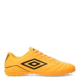 Championes de fútbol Umbro modelo Classico III TF, diseñados para césped sintético. Presentan un diseño en color blanco con detalles en negro, incluyendo el logo de la marca en el lateral y la suela con tapones bajos para mayor tracción.