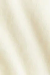 Buzo oversized de punto suave con mezcla de lana y mohair, con escote en V pronunciado y hombros caídos. Presenta terminaciones acanaladas finas en el cuello, los puños y el ruedo.