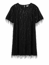 Vestido corto de fiesta color negro, con mangas cortas, cuello redondo y cierre posterior. Está completamente cubierto de lentejuelas verticales y flecos que recorren toda la prenda.