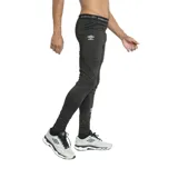 Calza deportiva larga de compresión marca Umbro, color negro, con cintura elástica con logo de la marca y logo estampado en la pierna izquierda.
