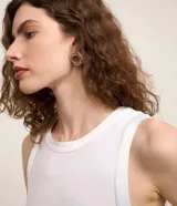 Blusa sin mangas de Cortelle, color negro, de corte ajustado y diseño liso, con detalle de ribete satinado en el cuello y las sisas.