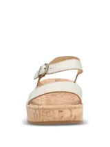 Sandalias Hush Puppies modelo Zug, de color plateado, con plataforma de corcho y capellada de cuero. Cuentan con tira en el antepié y tira trasera con hebilla metálica de ajuste.