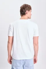 Remera blanca de algodón de manga corta con estampa pequeña en el pecho de tres círculos entrelazados en color azul.
