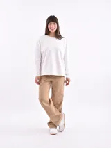 Sweatshirt de manga larga, color gris claro (hielo), con cuello redondo y puños y ruedo acanalados. Presenta un calce relajado.