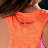 Musculosa deportiva de trail running color naranja con logo de la marca estampado en el frente. Presenta un diseño de corte regular con aberturas en la espalda, ideal para actividades de alta intensidad gracias a su tejido de secado rápido y gestión de la humedad.